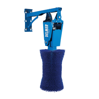 Short curved rotary brush for cattle grooming and comfort